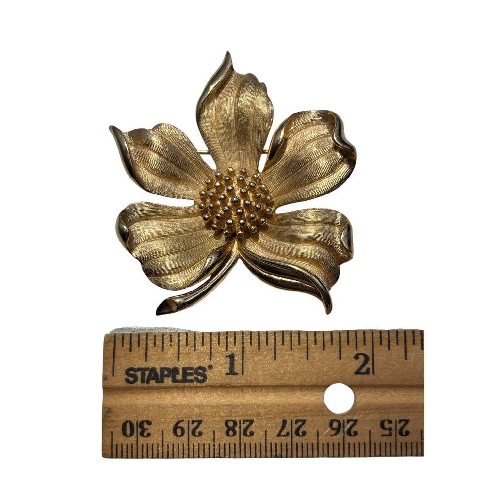 Vintage Signed Crown Trifari Gold Tone Dogwood Blossom Flower Brooch Pin - Picture 4 of 5